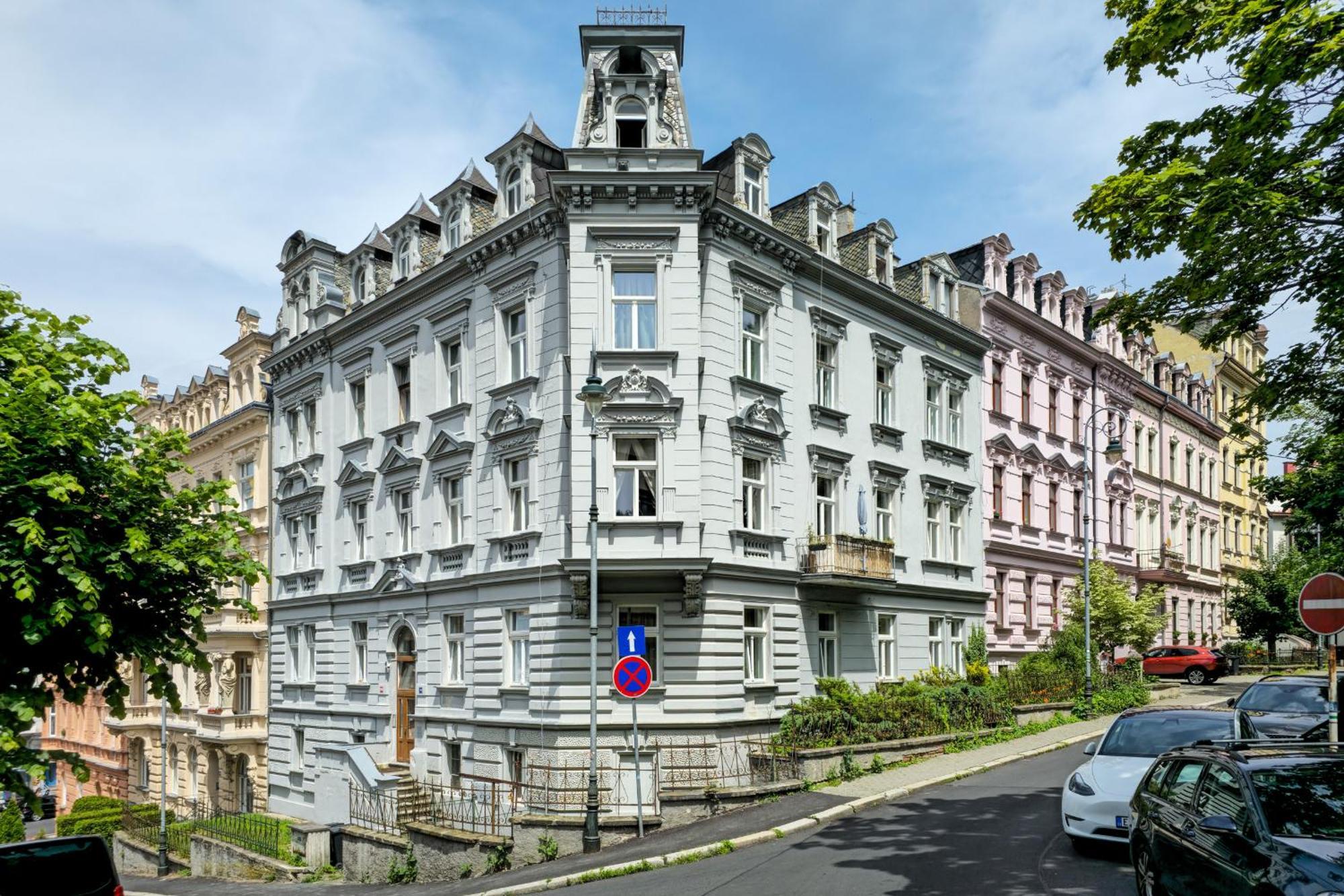 Design Apartment In The Heart Of KLV Exterior foto